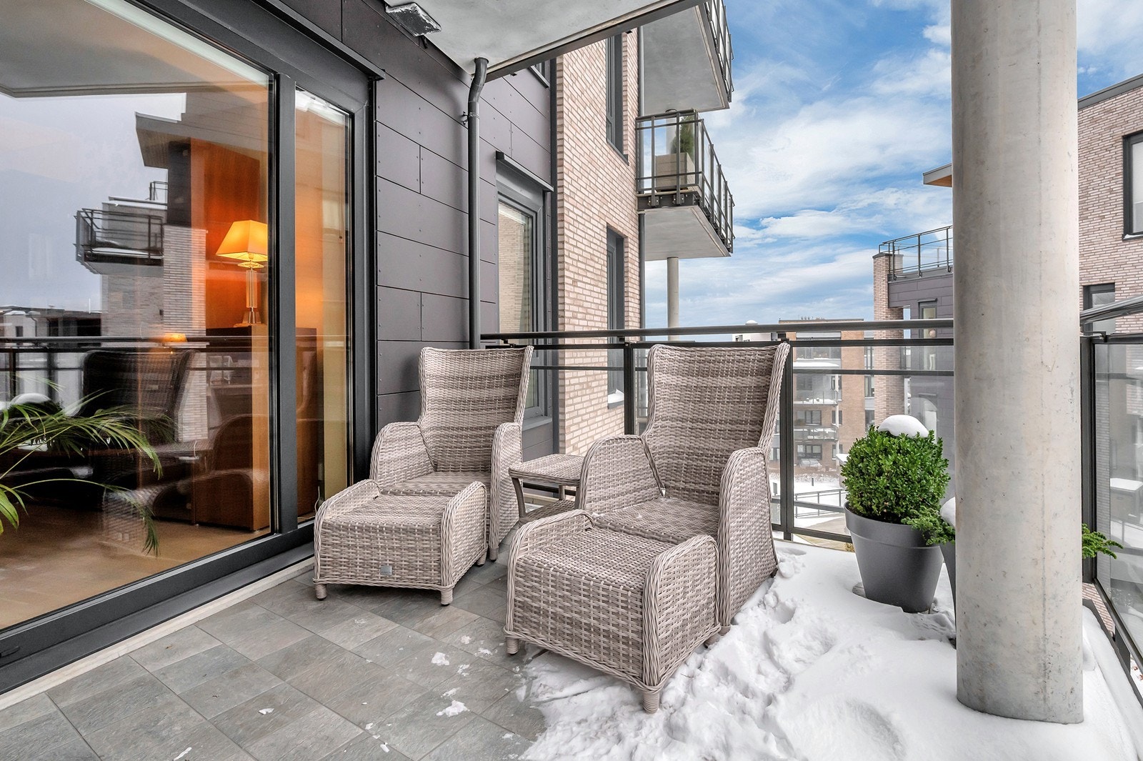 Romslig balkong med sjøgløtt og gode solforhold. Galleribilde