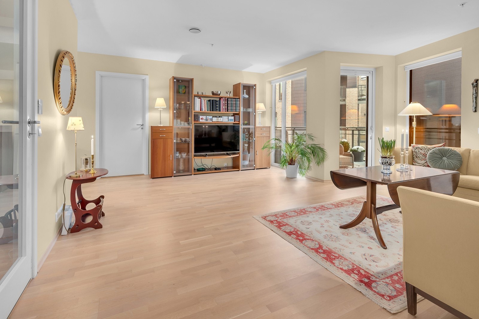 Store vindusflater som gir rikelig med lysinnslipp. Galleribilde