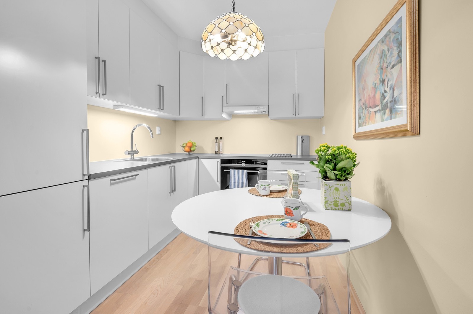 Flott kjøkken med god skap- og benkeplass. Galleribilde