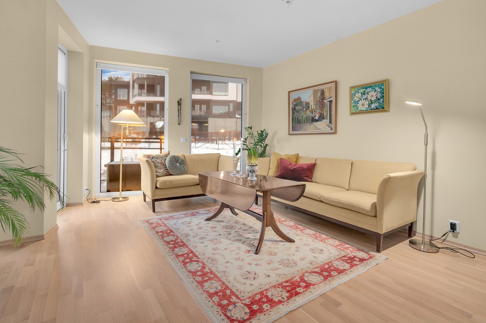 Sjøen ligger rett rundt hjørnet. Herlige bade- og fiskemuligheter rett utenfor døra. Sandvolleyballbane, strand og lekeplass en kort spasertur unna. Galleribilde