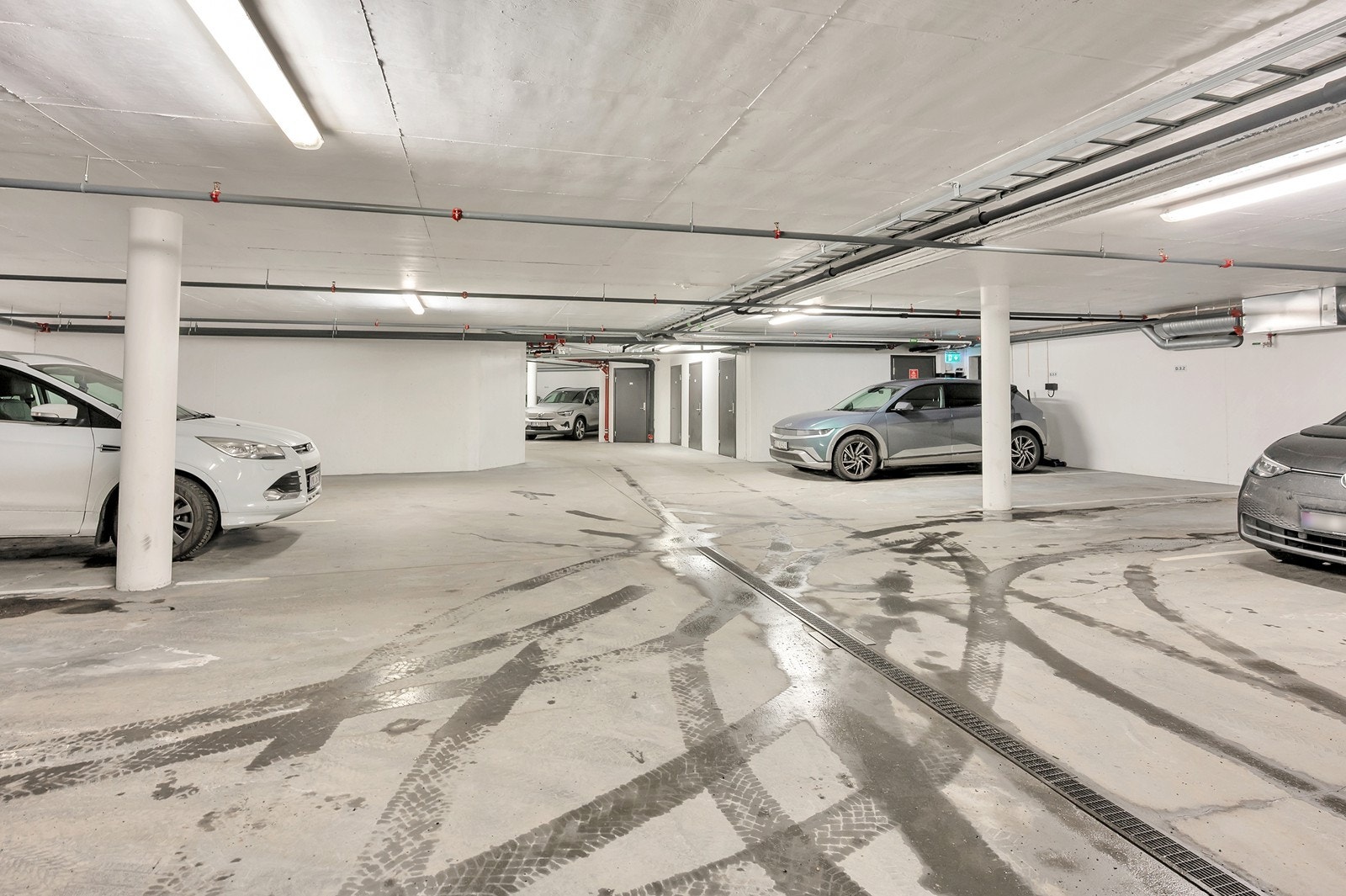 Det følger med parkeringsplass i lukket garasjeanlegg og bod i kjeller. Det er heis i bygget. Galleribilde