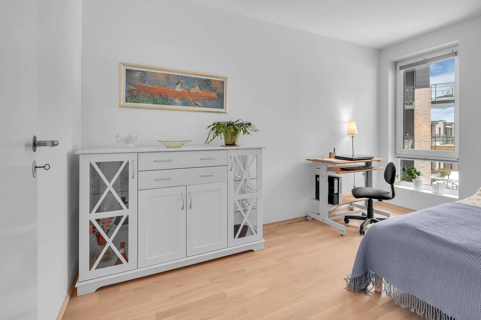 Plass til seng, skrivebord og garderobe. Galleribilde