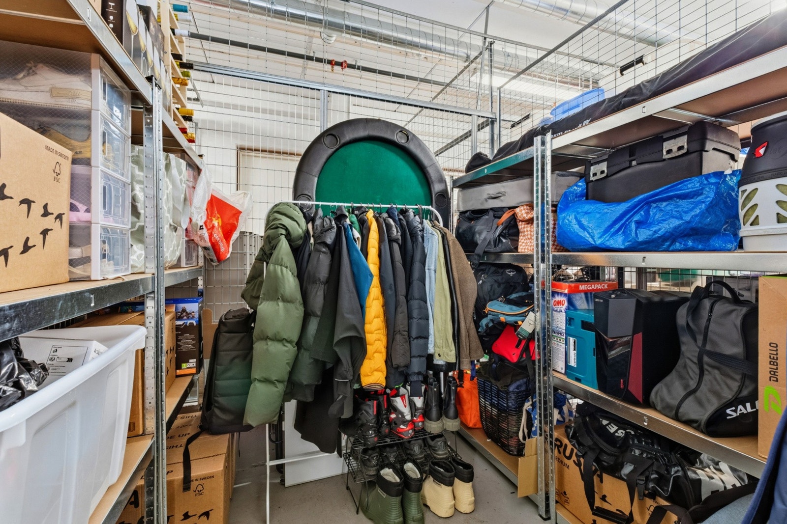 Bak parkeringsplassen er det en bod på 7kvm. Galleribilde