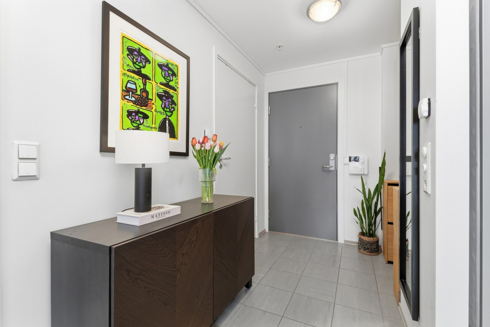 Velkommen inn! Her blir du tatt imot i en entré med fliser i gulv. Galleribilde