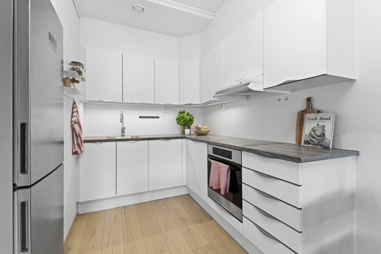 Kjøkkenet har en moderne innredning med glatte fronter. Galleribilde