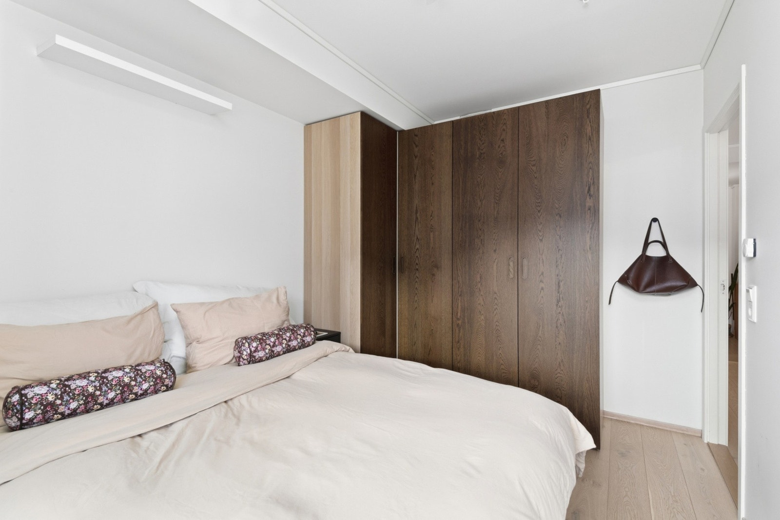 På soverommet er det satt opp nye garderobeskap som byr på god plass til oppbevaring. Galleribilde