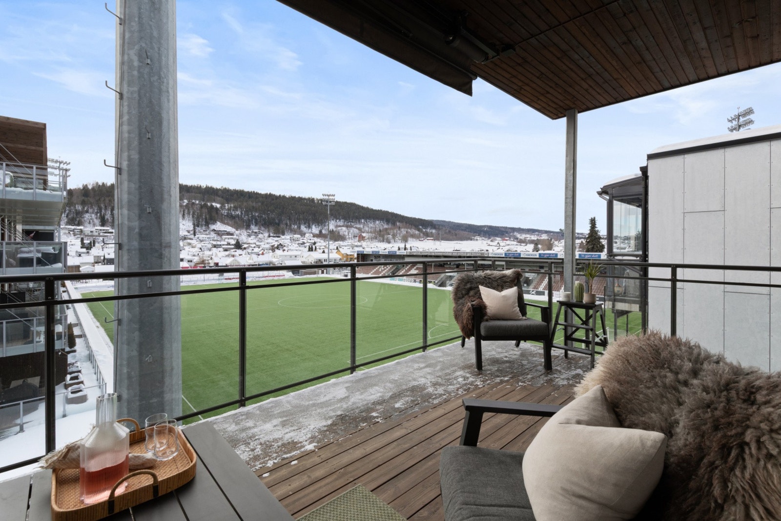 Balkongen har plass til en trivelig sittegruppe. Galleribilde