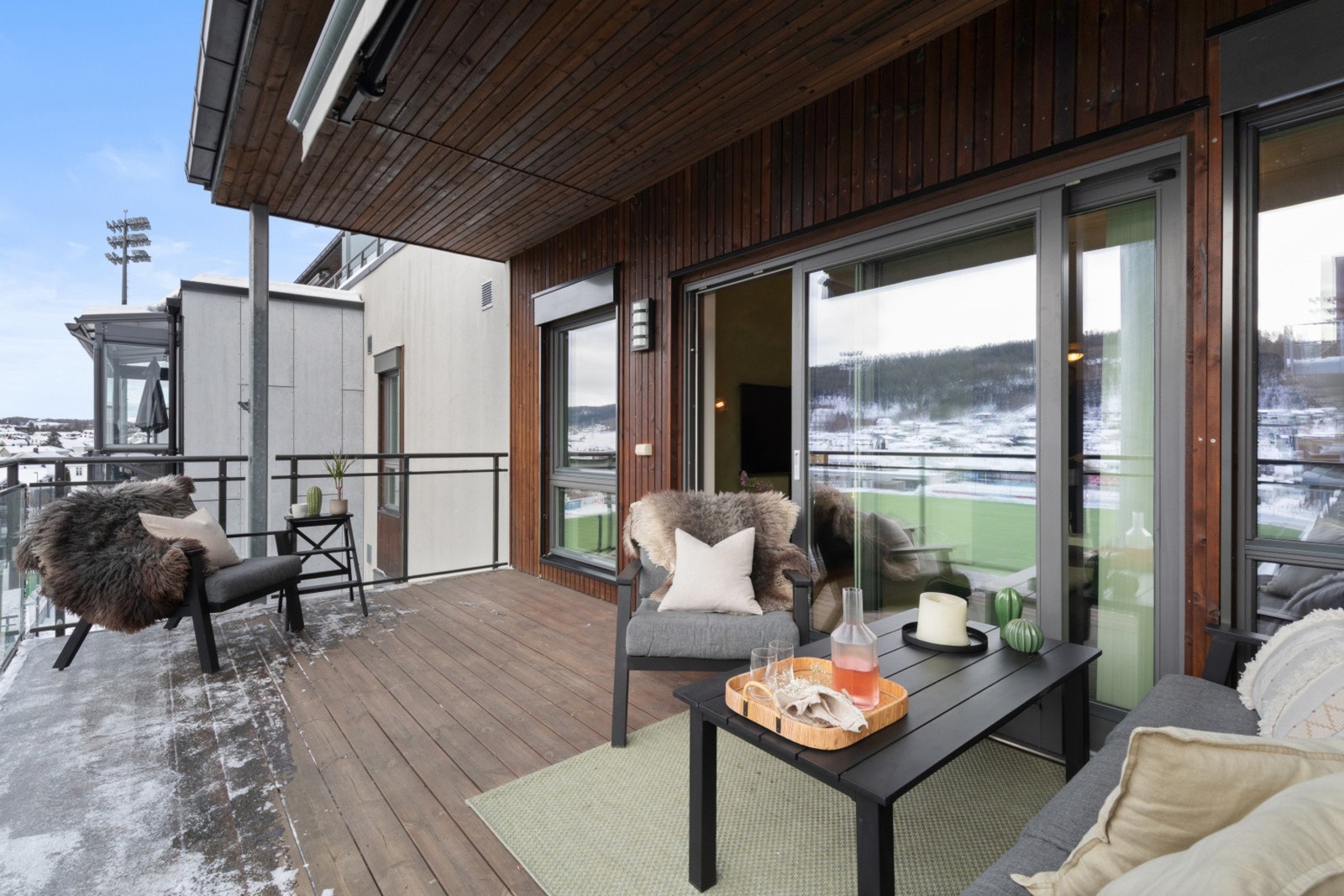 Delvis overbygd balkong med markise. Galleribilde