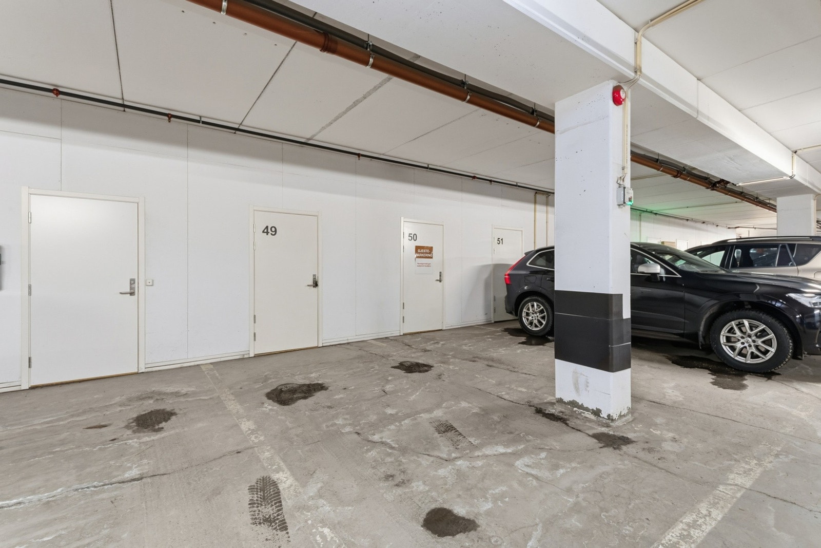 Det følger med én biloppstillingsplass i felles kjeller. Galleribilde
