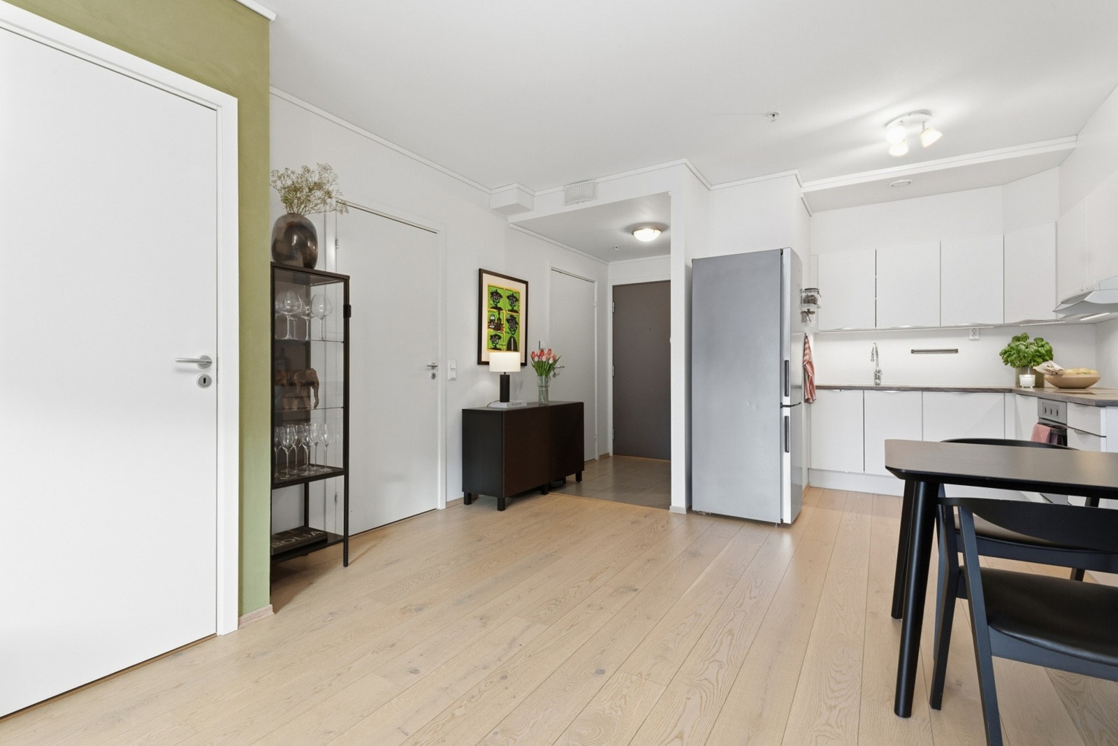 Det er en åpen stue/kjøkken løsning, dette gir leiligheten en luftig og arealeffektiv løsning. Galleribilde