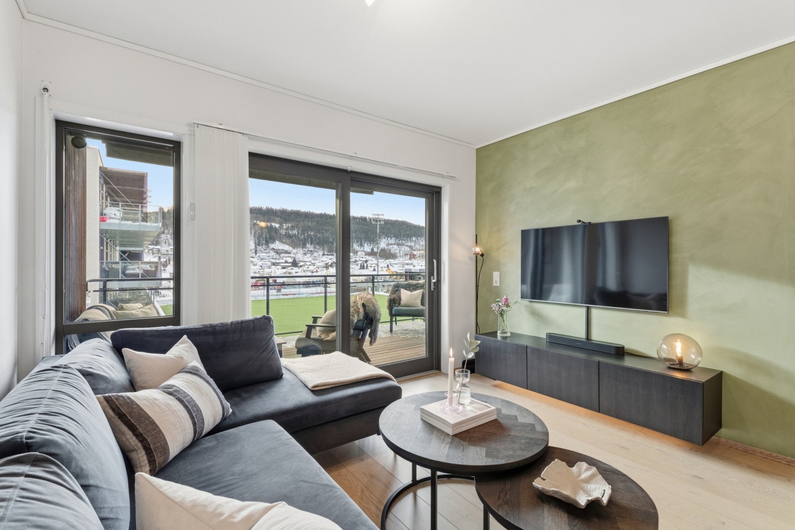 Fra stuen er det adkomst til balkongen på 15kvm. Galleribilde