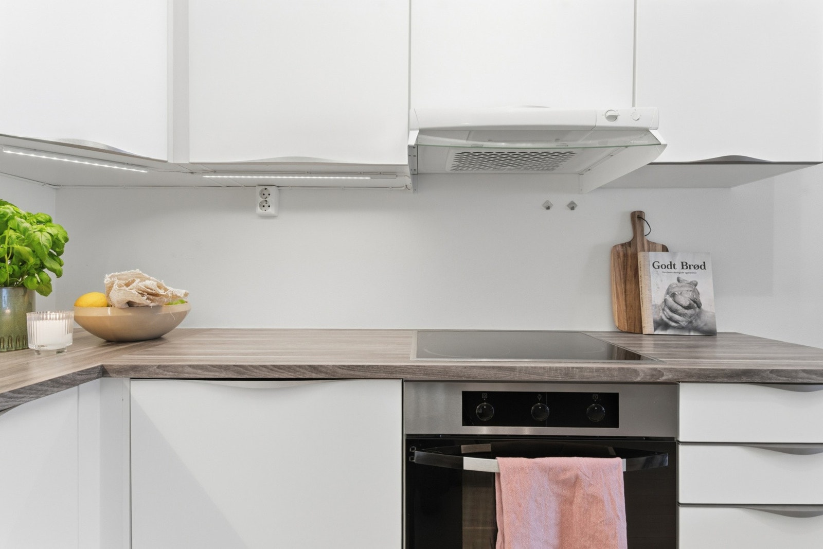 Kjøkkenet er innredet med kjøl/fryseskap, oppvaskmaskin, induksjonstopp, stekeovn og vannstoppsystem. Galleribilde