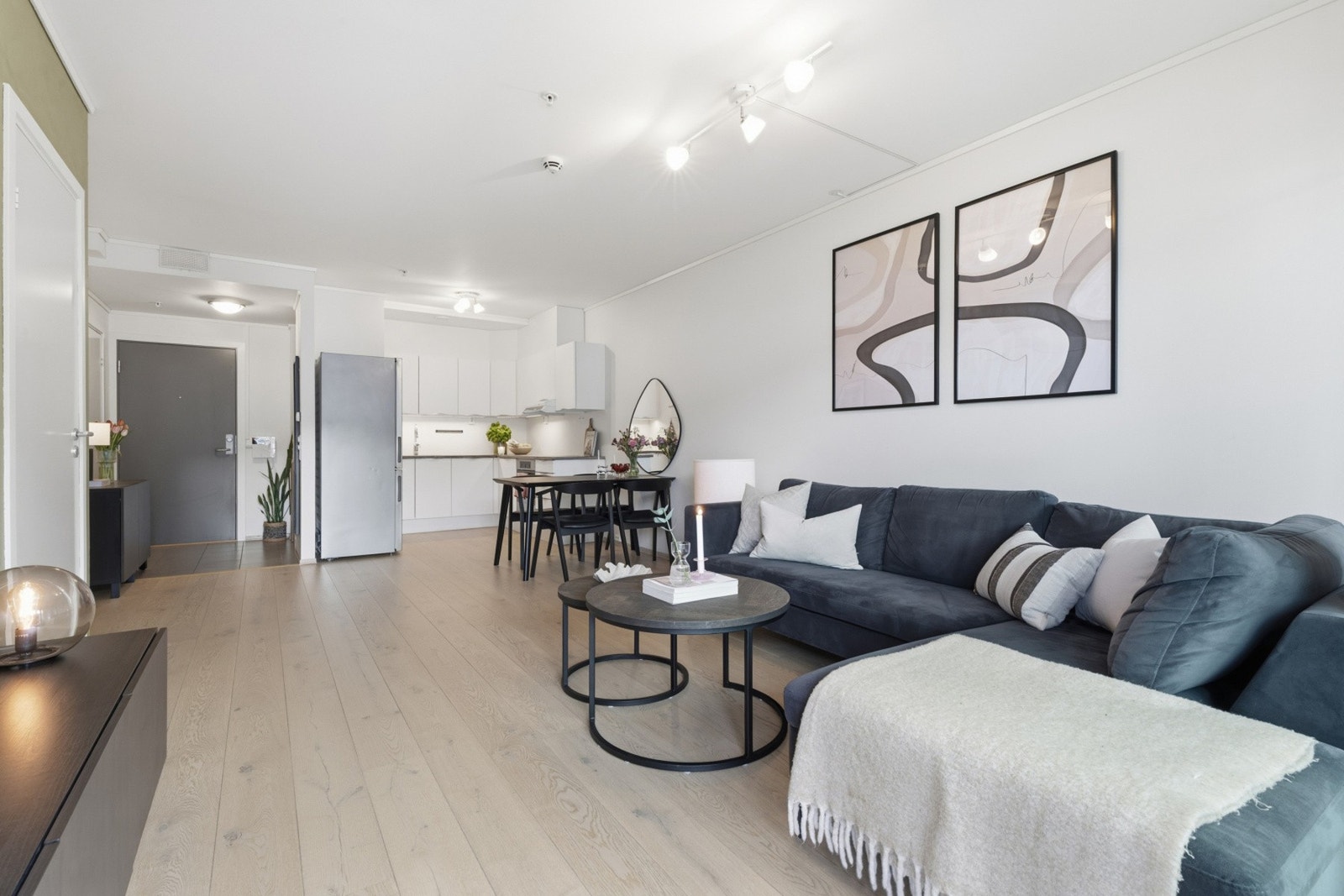 I stuen er det plass til en trivelig sofagruppe og spisegruppe. Galleribilde