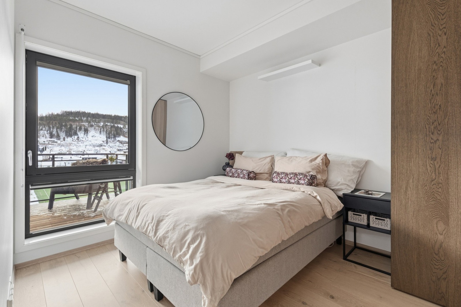 Soverommet er lyst og har god plass til dobbeltseng, nattbord og tilhørende møblement. Galleribilde