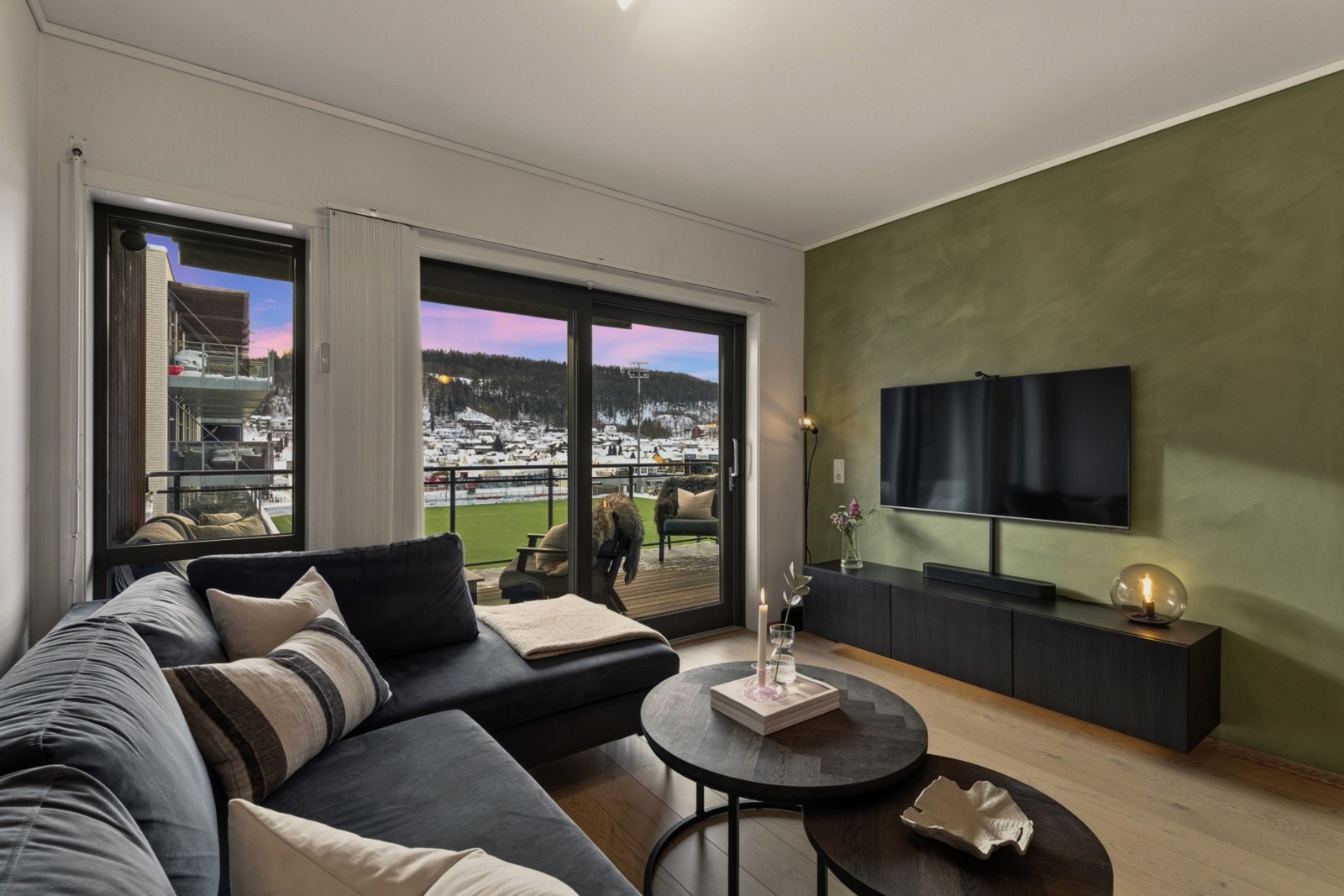 Illustrert kveldsbildet. Galleribilde