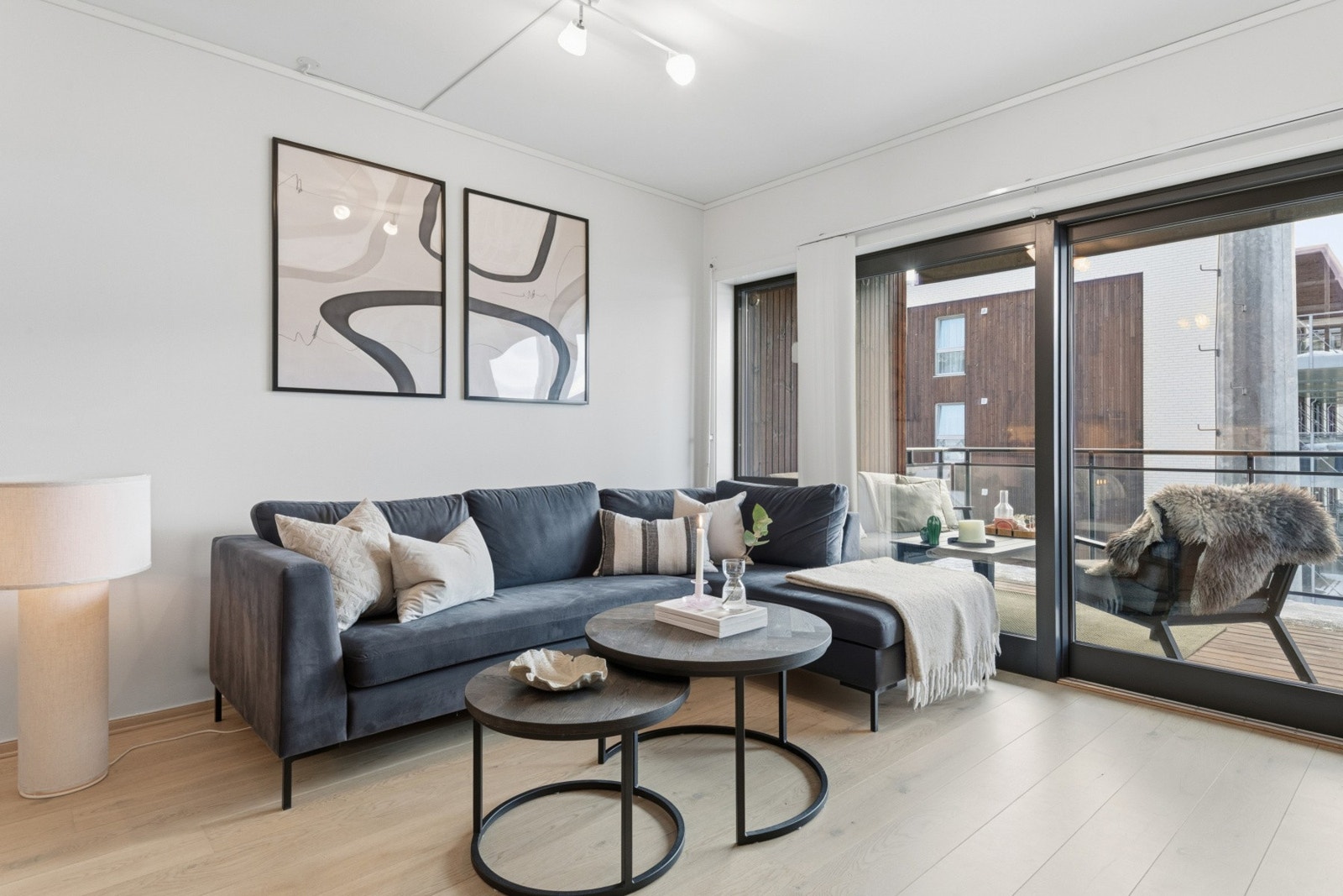 Stuen har store vindusflater. Galleribilde