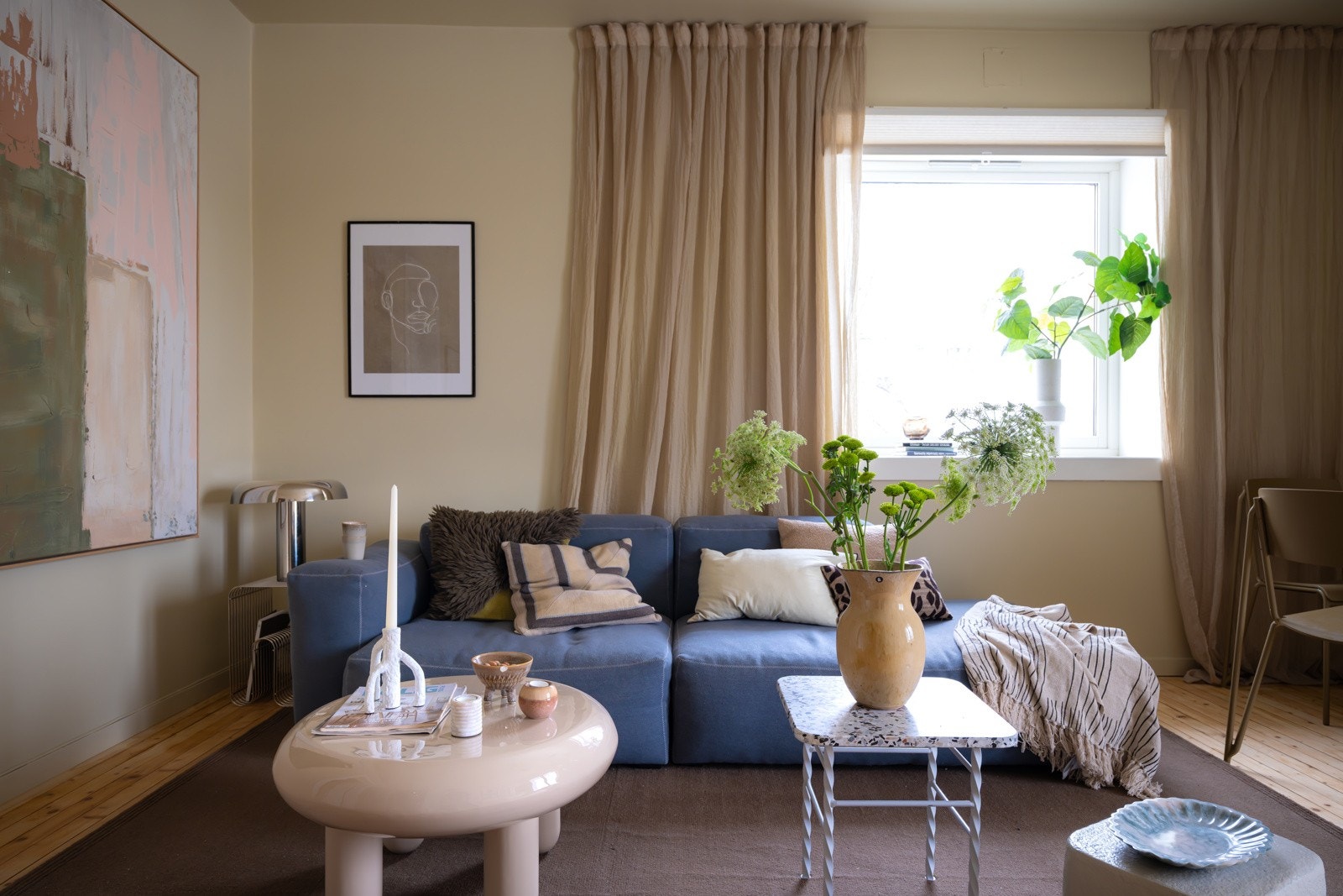 Boligen ligger i byggets øverste etasje. Det er mulighet for å kjøpe en del av råloftet over leiligheten. Galleribilde