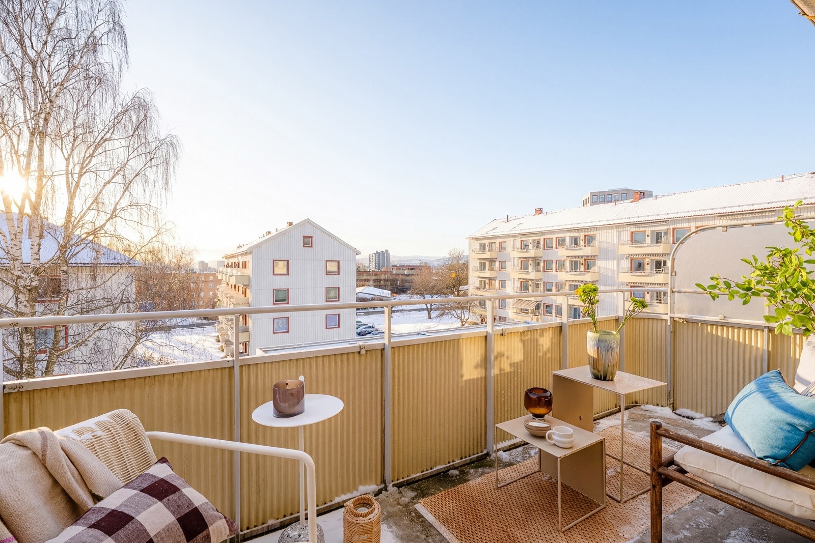 Balkongen vender mot vest, og har plass til utemøbler, grill og planter - det perfekte stedet å nyte solrike dager. Galleribilde