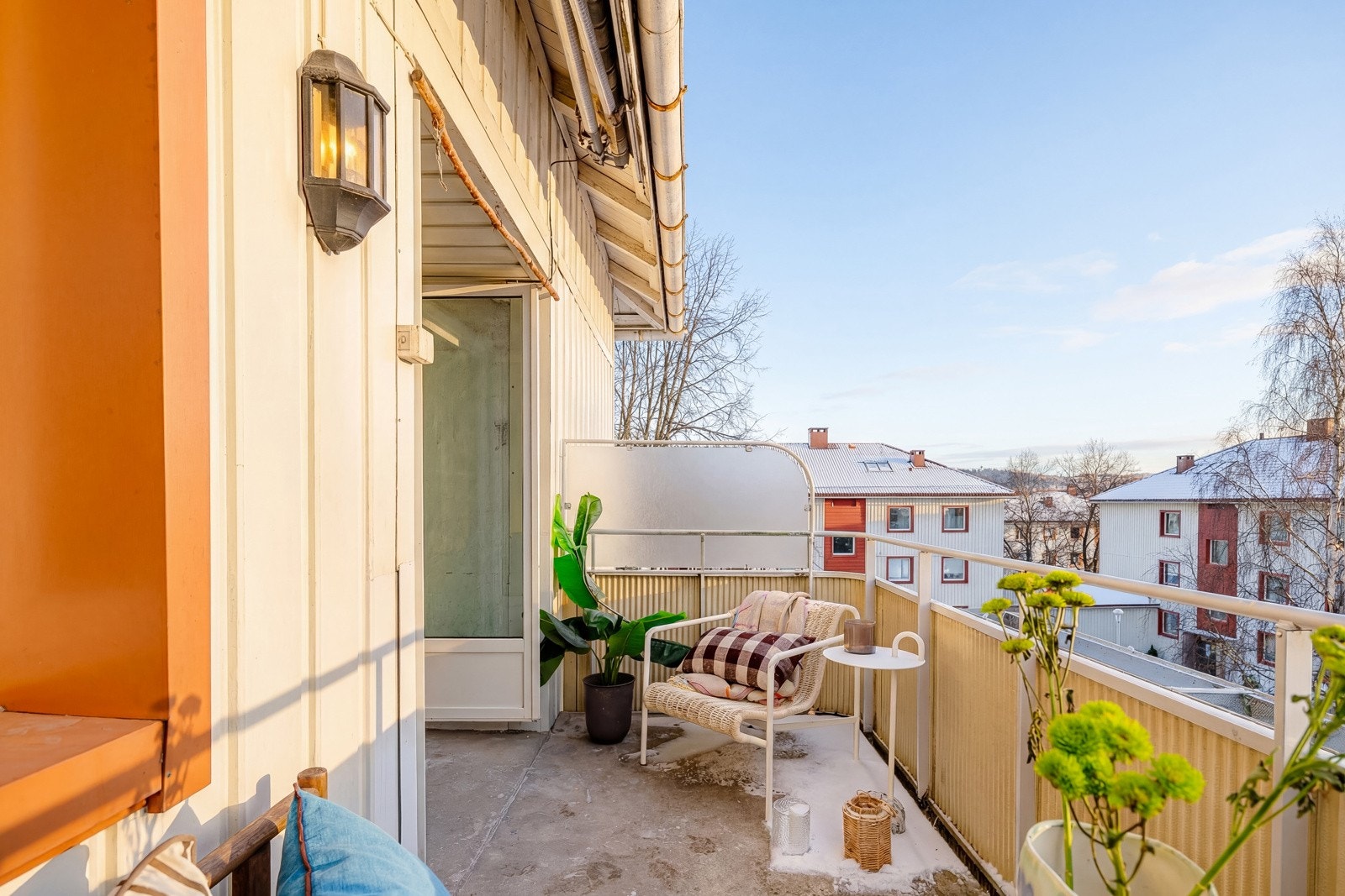 Her finnes også utebelysning, utvendig stikkontakt og markise. Leiligheten ligger på hjørnet og har sol på balkongen fra ca 14-15 tiden midt på sommeren og til den går ned. Galleribilde