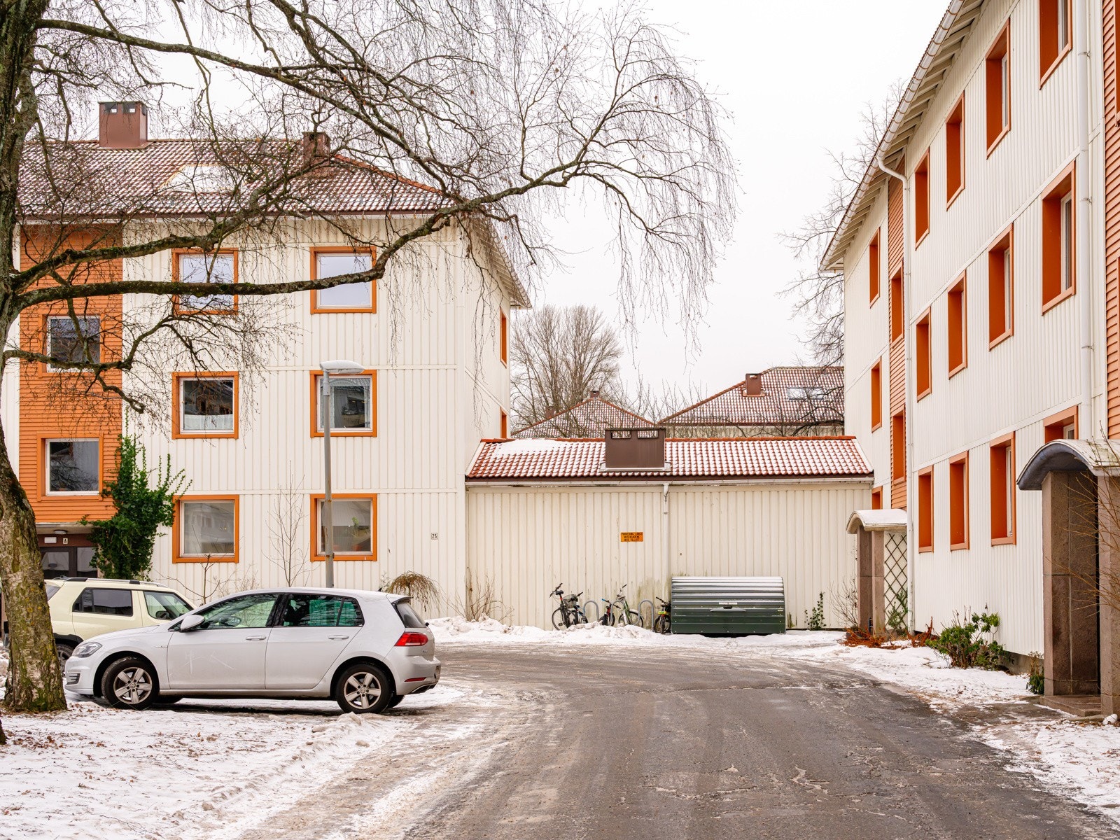 To parkeringstillatelser og en gjesteparkeringstillatelse er delt ut til hver leilighet. Parkering på ledige plasser. Galleribilde