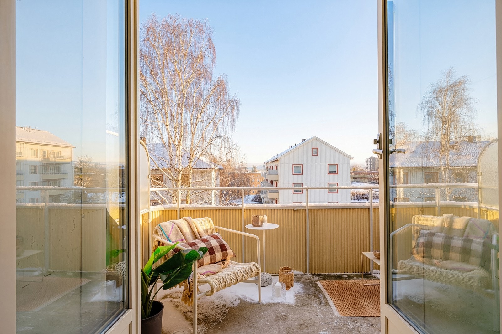 På varme sommerdager blir det naturlig å åpne balkongdøren, så blir stuen forlenget med den herlige balkongen på ca. 8 kvm. Galleribilde