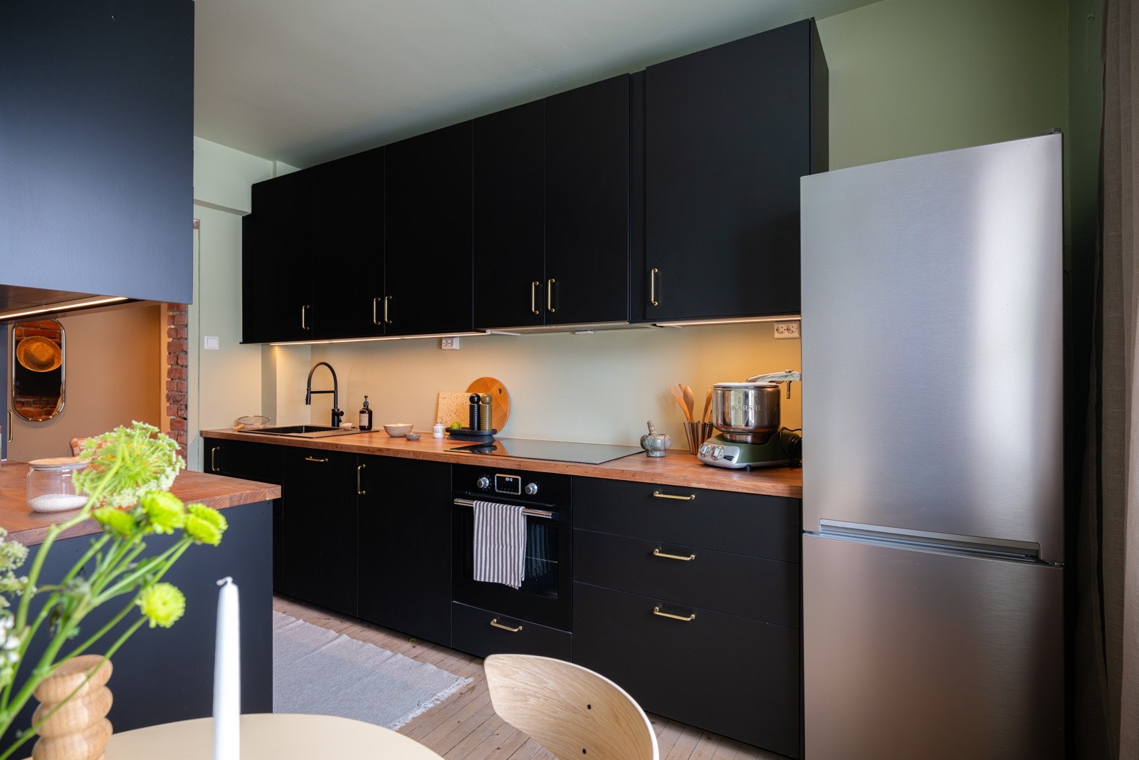 Kjøkkenet er utstyrt med integrert oppvaskmaskin, komfyr, nedfelt platetopp og mikrobølgeovn, samt frittstående kjøleskap med fryser - alt følger handelen. Galleribilde