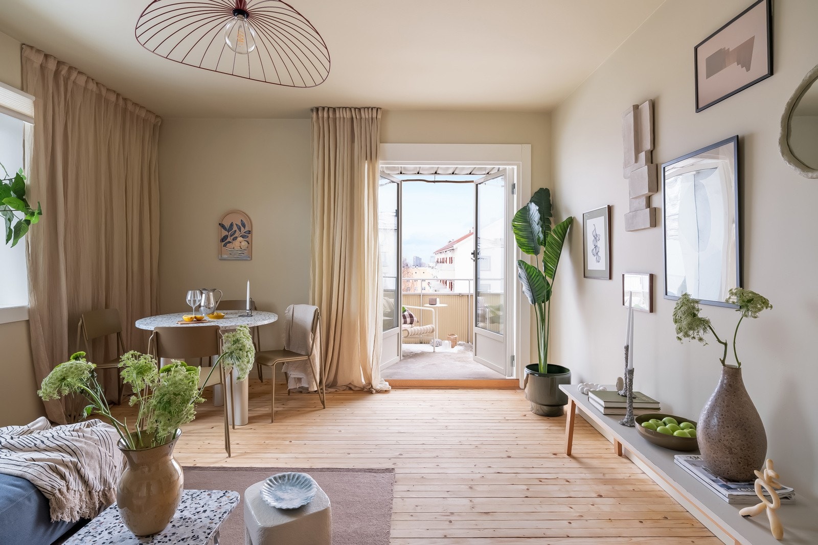 Her kommer du til en lys og lekker og nyoppusset 4-roms topp- og endeleilighet i et rolig, barnevennlig og sentralt område på Etterstad. Galleribilde