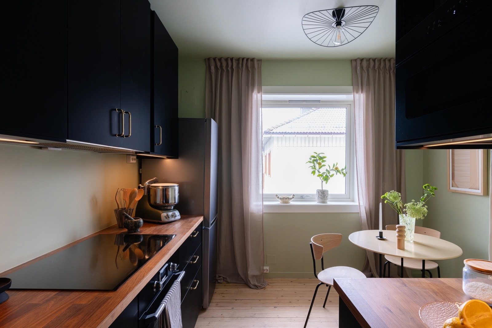 Innredningen har slette fronter og benkeplater i finér med nedfelt oppvaskkum. Galleribilde