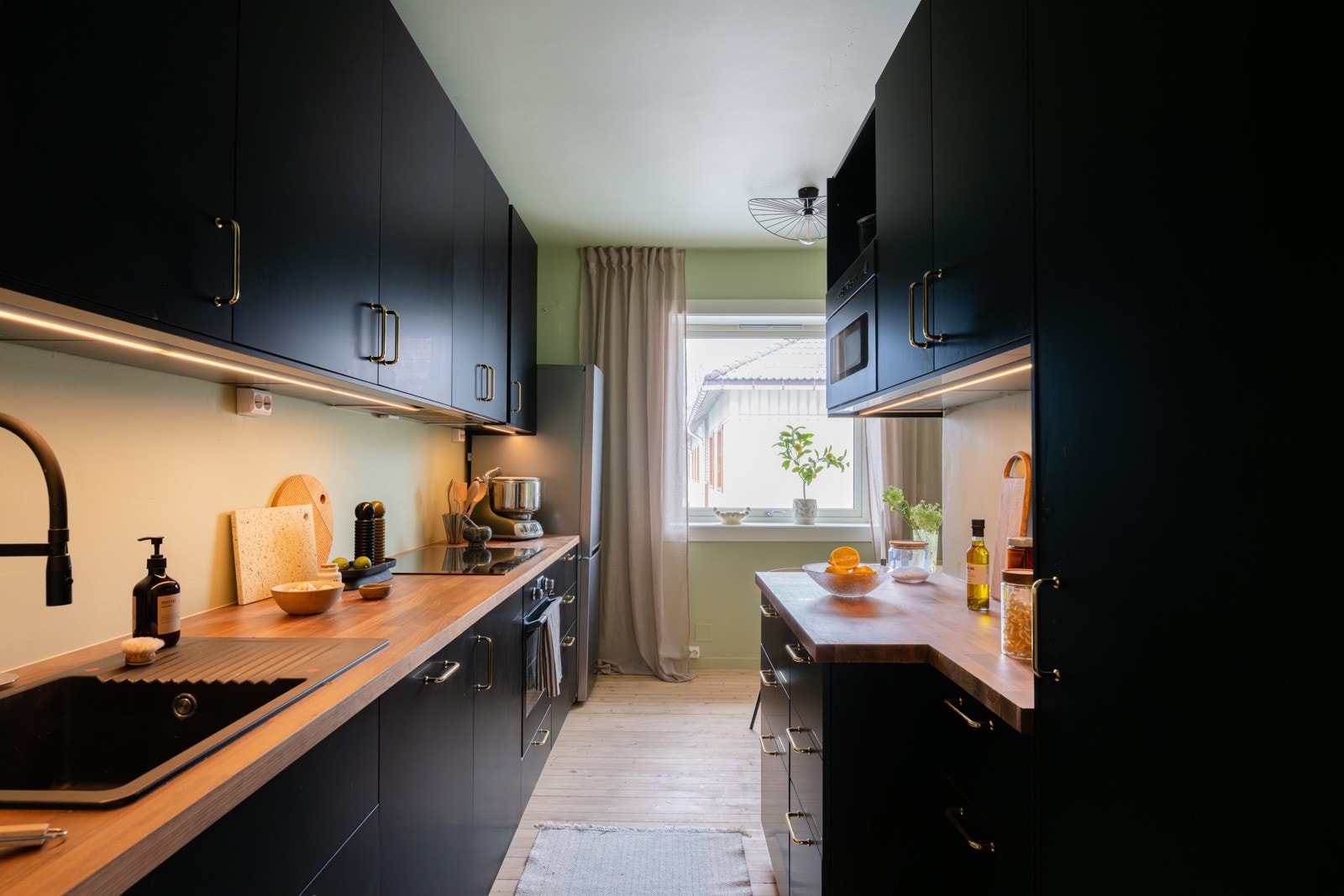 Stilrent kjøkken fra 2024 med gjennomtenkte og gode løsninger. Her er det også plass til spisebord. Galleribilde