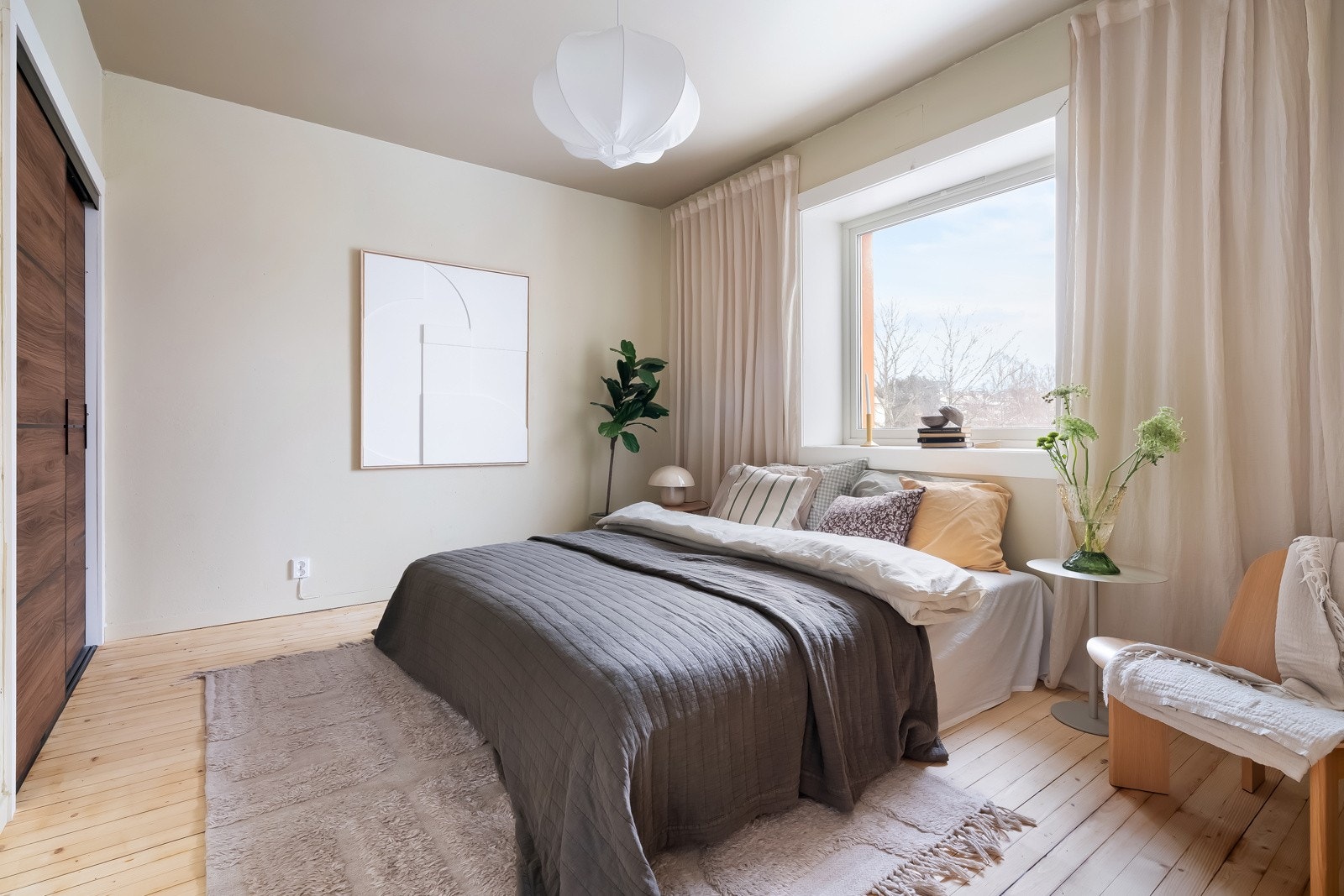 Leiligheten har tre gode soverom. Alle soverommene ligger rolig til da det er bilfritt rundt bygården. Galleribilde