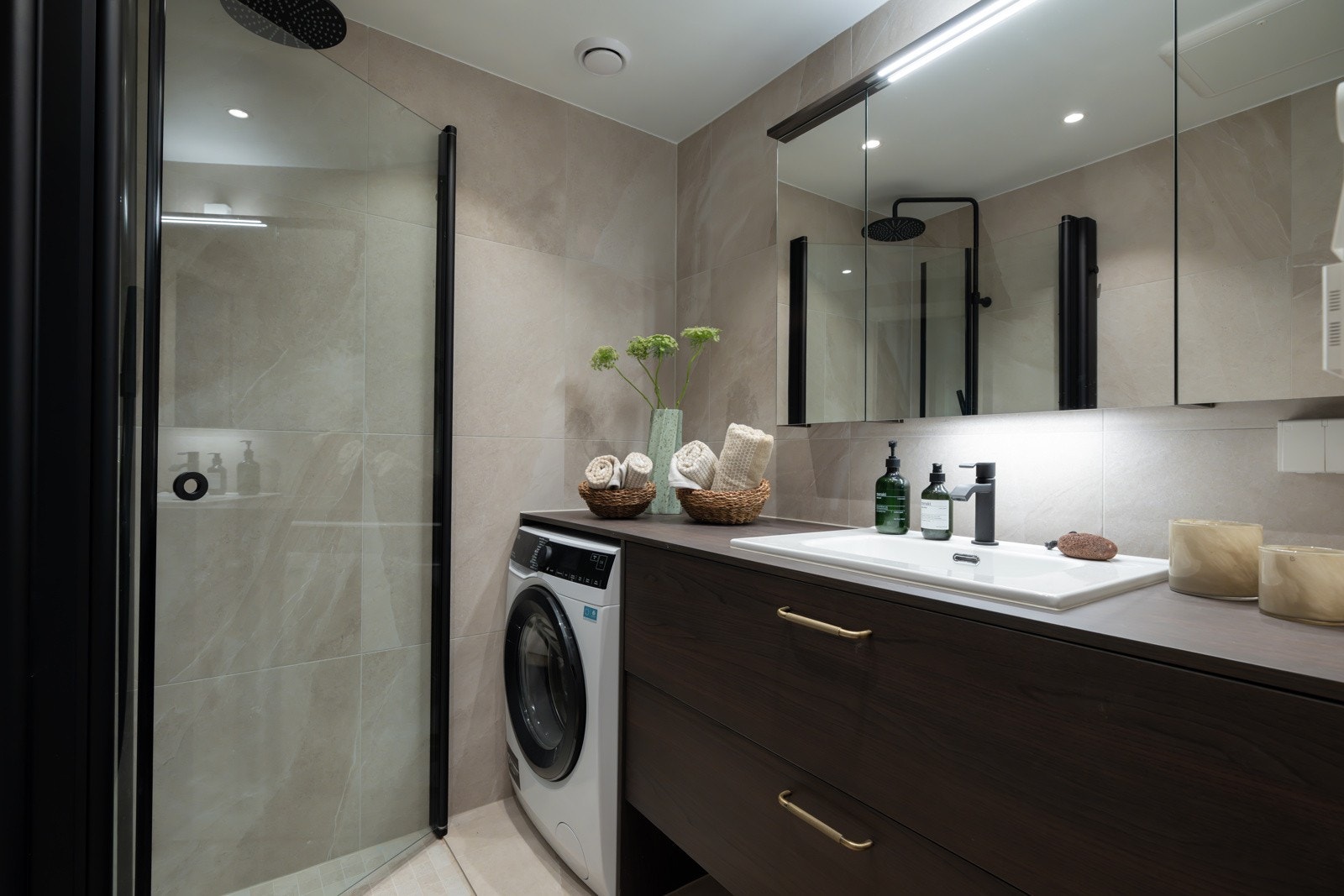 Leiligheten har et helt nytt delikat og moderne baderom pusset opp av fagfolk i 2026 (dokumentasjon på badet). Galleribilde