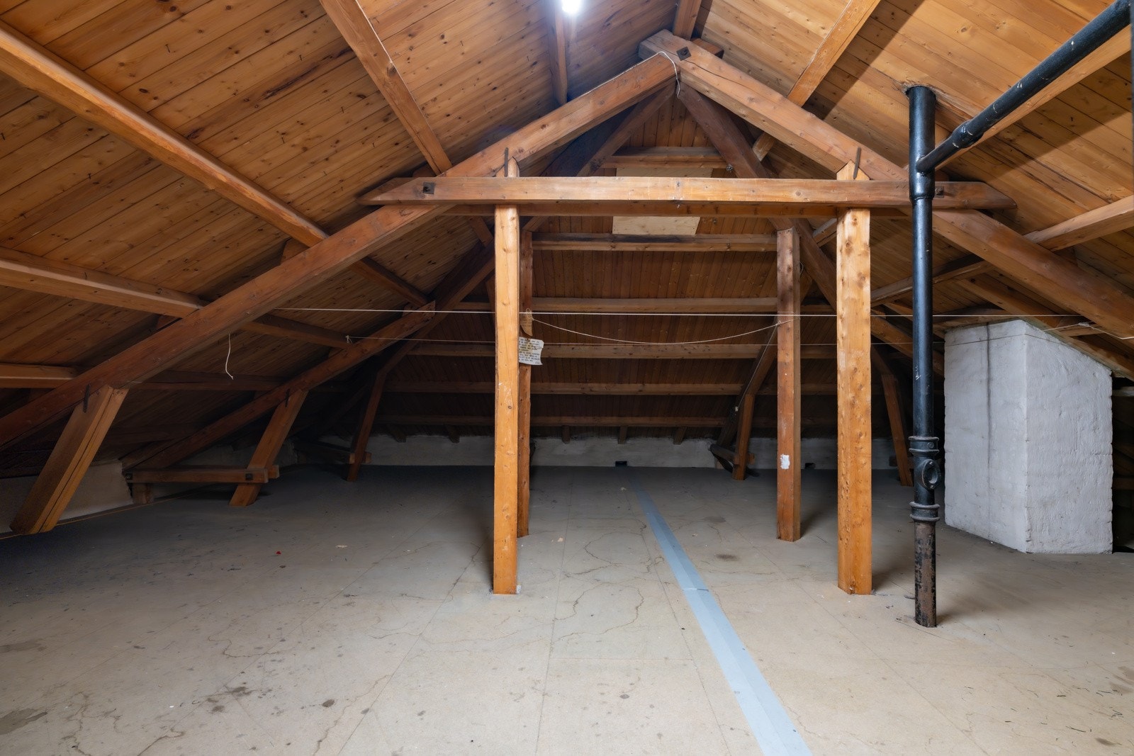 Leiligheten som selges ligger på enden og i toppetasjen og borettslaget er åpne for kjøp av råloft. Borettslaget åpner for utbygging av loftet. Se punkt om mulighet for loftsutbygging under "hva skjer i gården" i salgsoppgaven for mer informasjon. Galleribilde