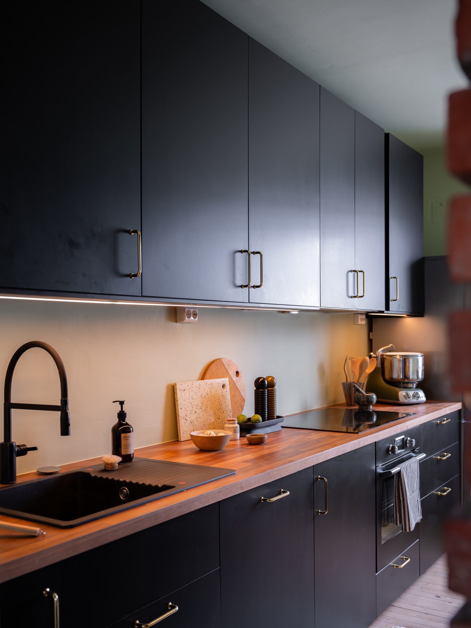 Det er overbelysning samt praktiske stikkontakter over benken. Galleribilde