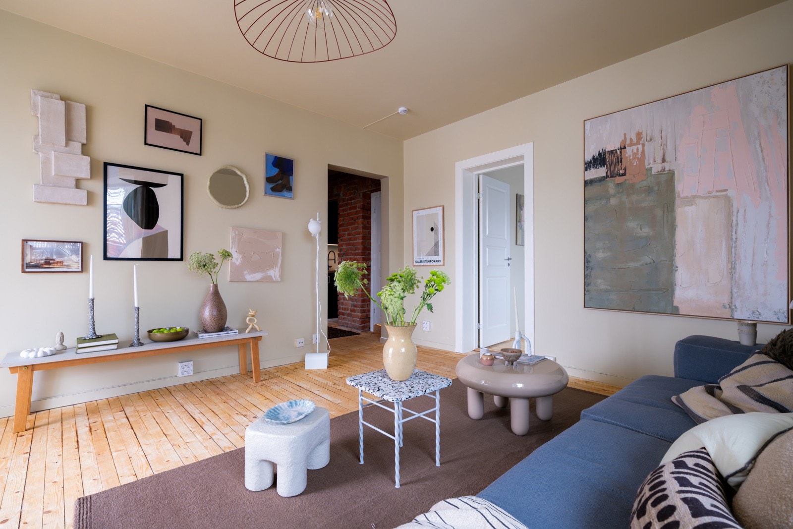 Leiligheten har gjennomgående god standard og fremstår som vel gjennomført med delikate og tidløse overflater, samt pent heltregulv. Galleribilde