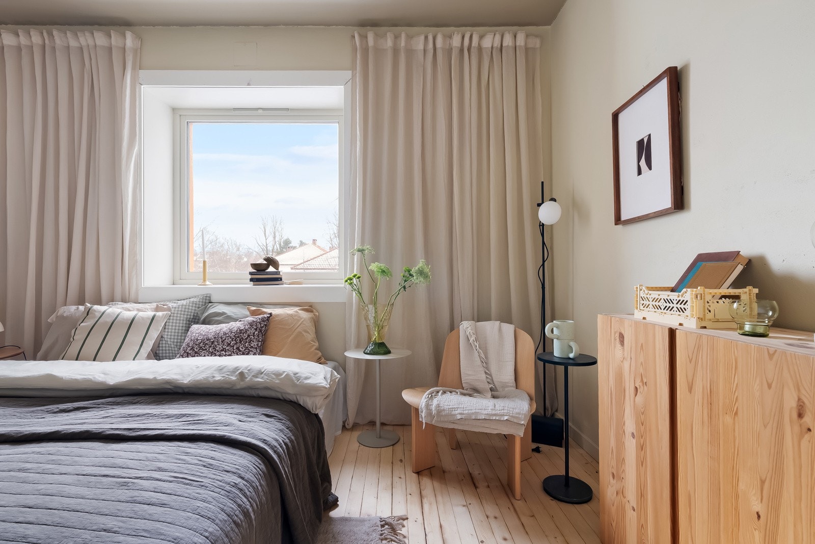 Hovedsoverommet er romslig med god plass til dobbeltseng, nattbord og garderobeløsning. Galleribilde