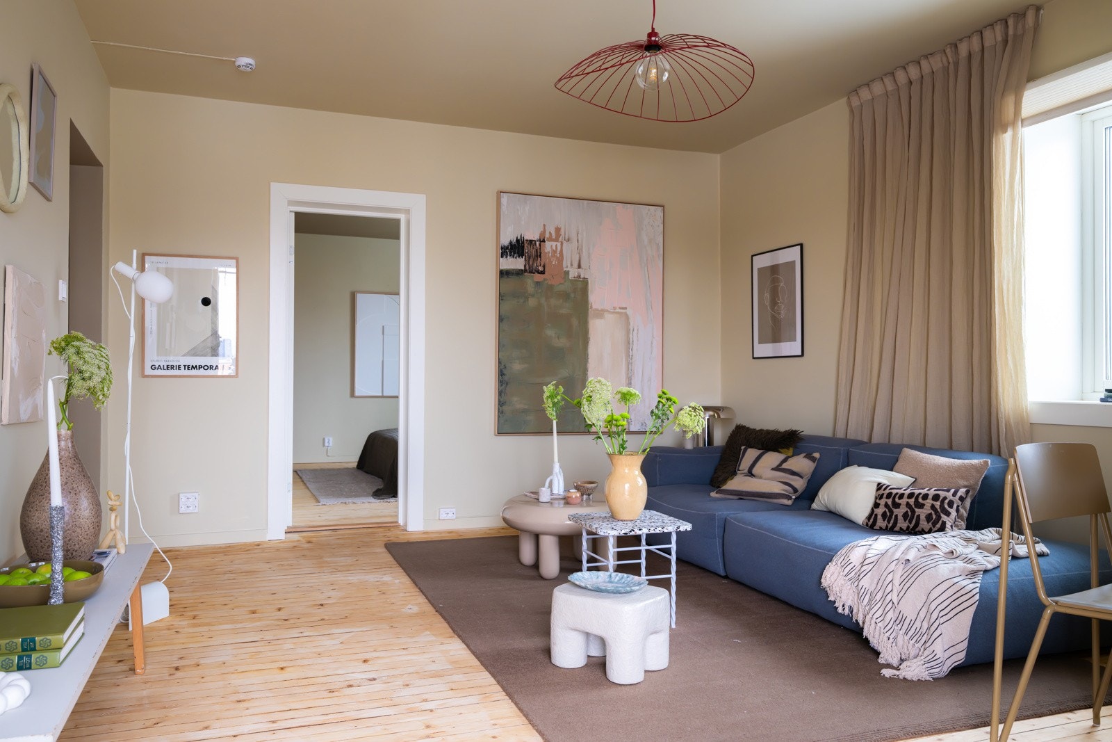 Stuen er romslig med god plass til både sofagruppe med salongbord og et spisebord. Galleribilde