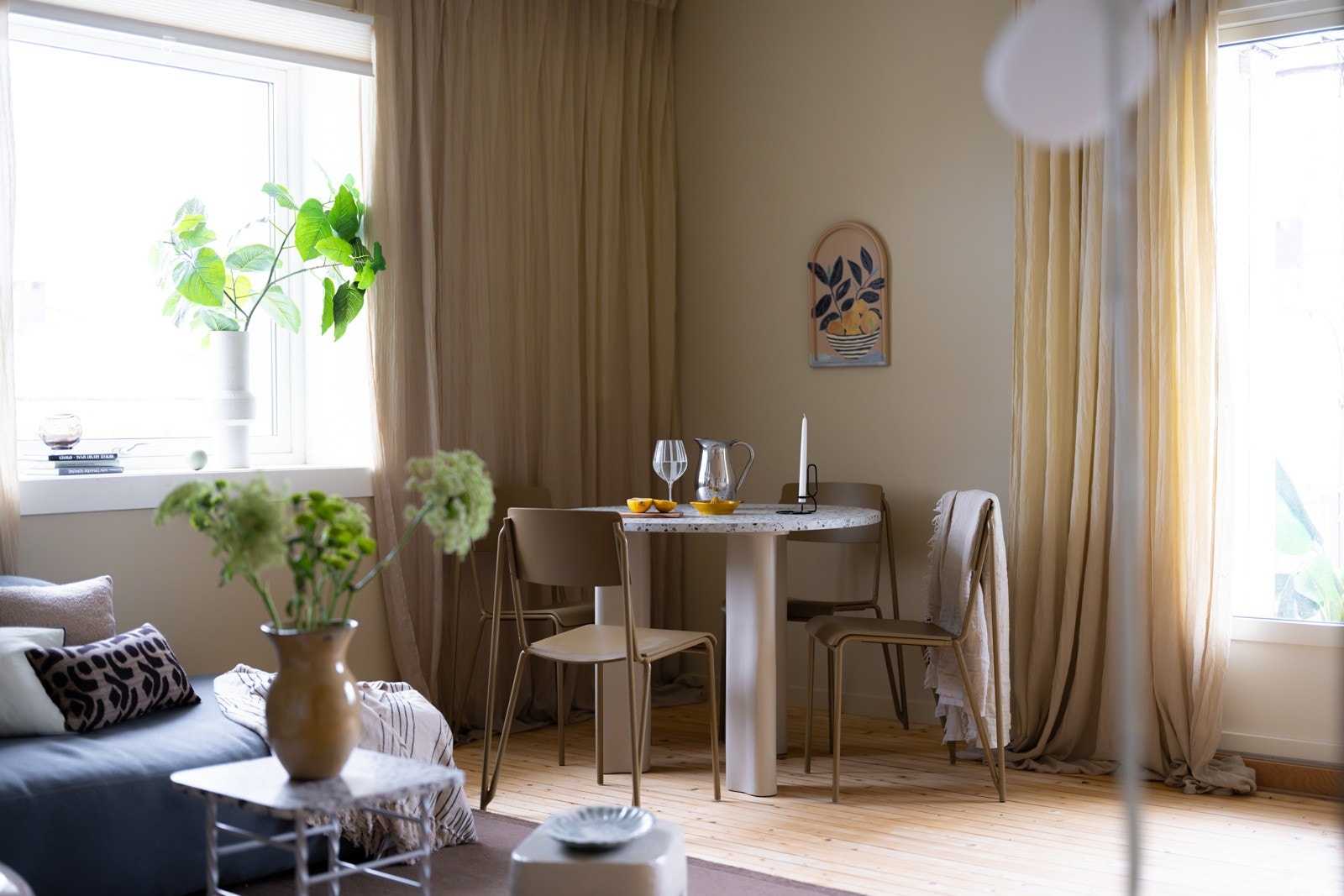 Leiligheten har god intern beliggenhet ved idylliske parkområder og er skjermet for biltrafikk. Galleribilde