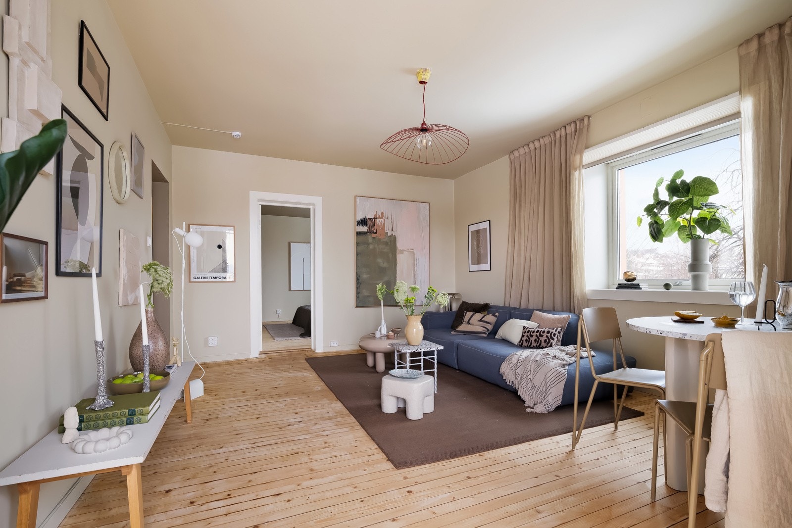 Store vindusflater slipper inn rikelig med naturlig lys, og i kombinasjon med en gjennomgående planløsning oppleves leiligheten som lys og luftig. Galleribilde