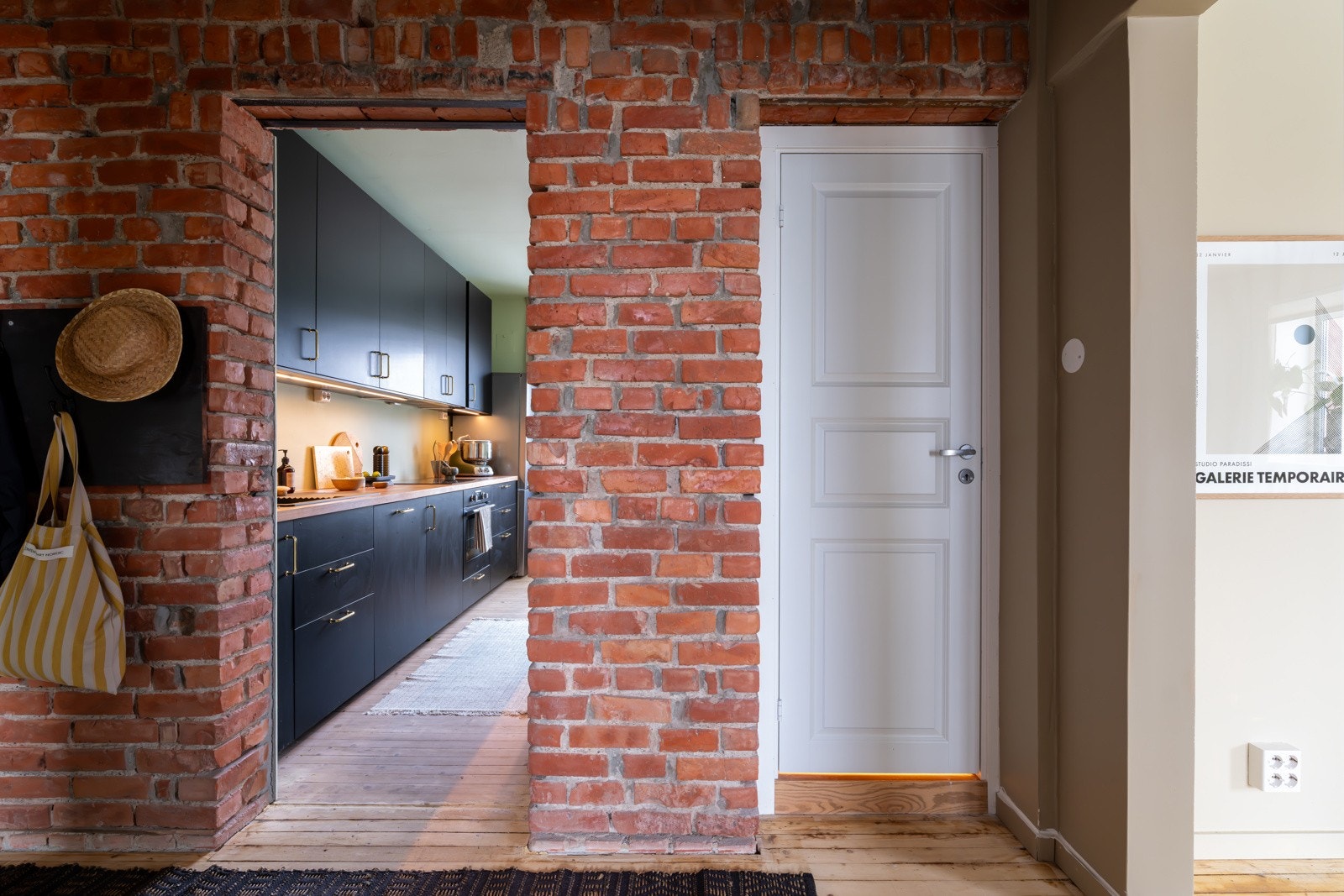 Gangen har sjarmerende teglstein på veggen. Galleribilde