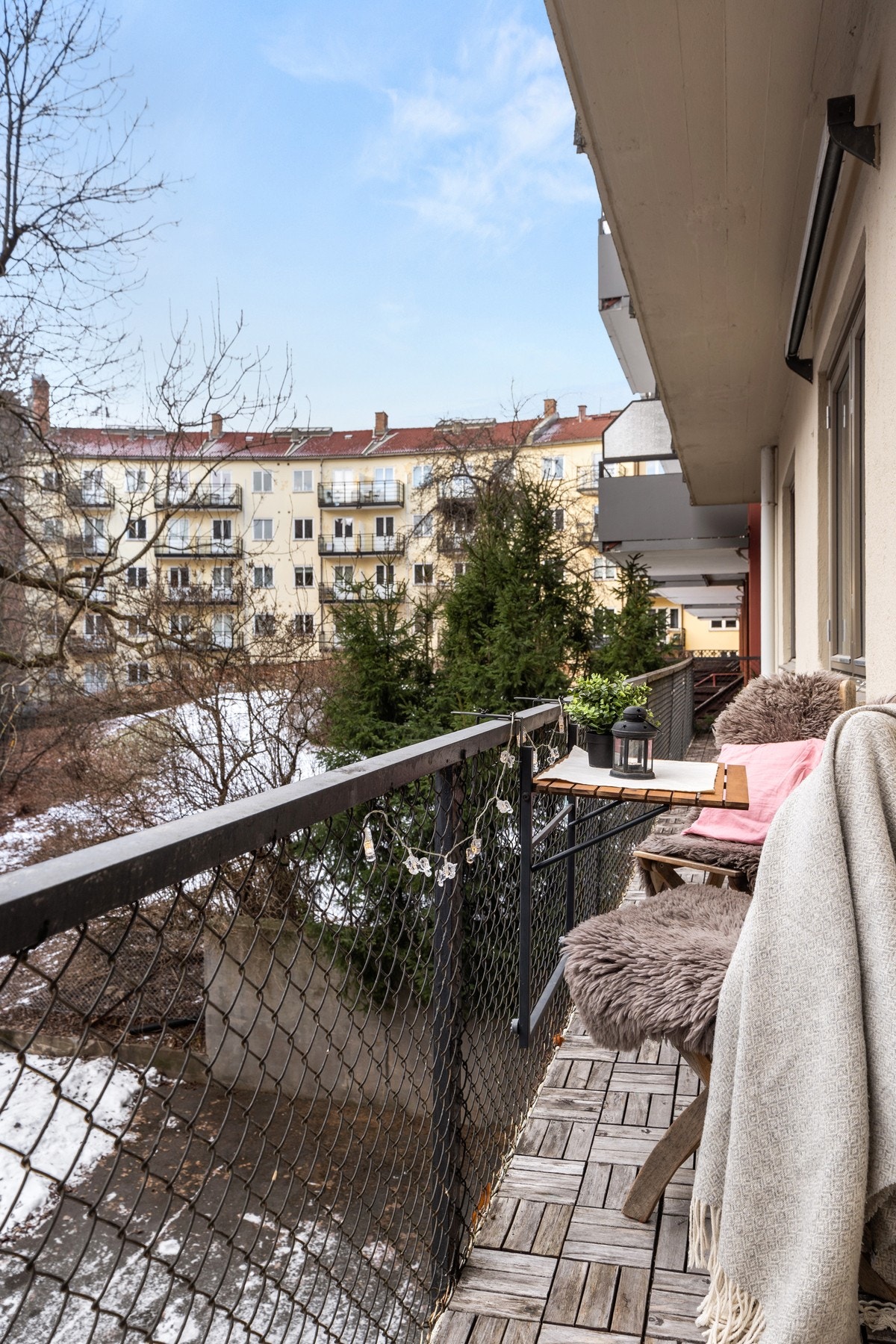 Brannbalkong mot sydvest - Solforhold fra morgen til ettermiddag ca. kl 1800 på sommerhalvåret. Galleribilde