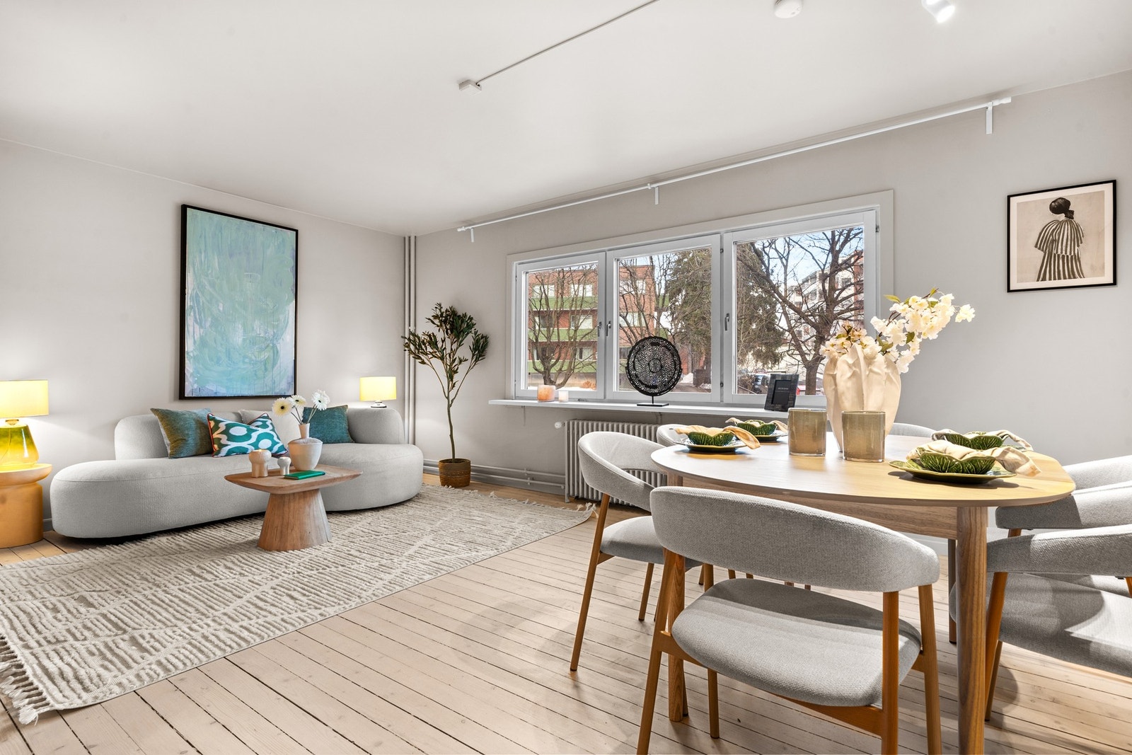 Stor stue med store vindusflater gir godt dagslys til glede for deg Galleribilde