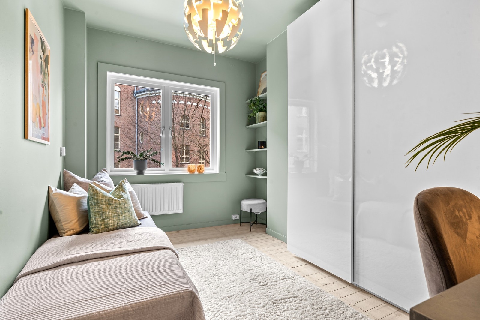 Lekre farger, godt med garderobeplass og plass til seng Galleribilde