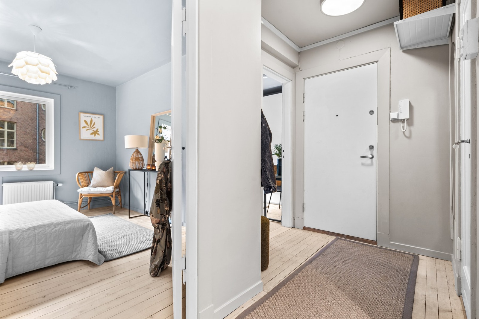 Entreen har inngang til leilighetens to soverom og baderom Galleribilde