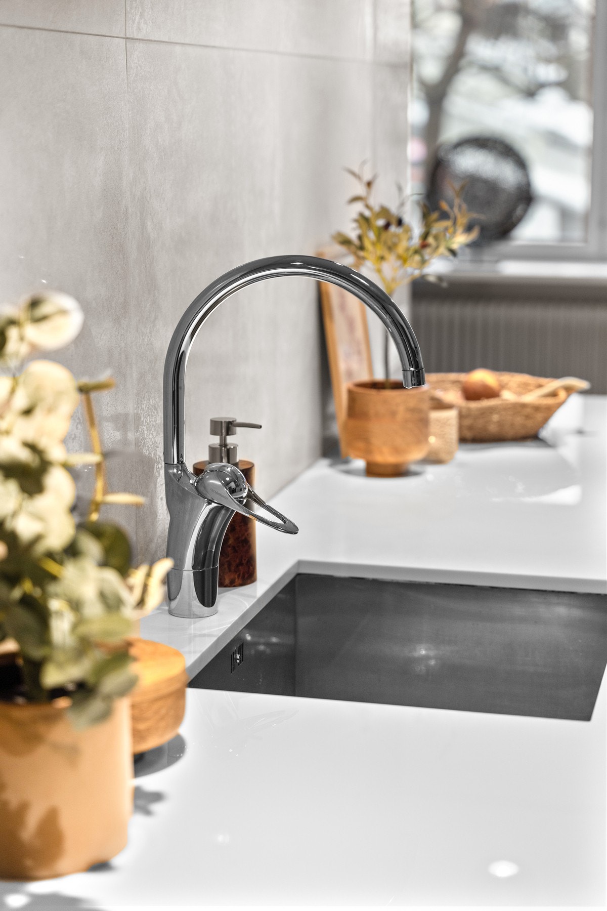 Kjøkkeninnredning fra IKEA med malte fronter, benkeplater, underlimt oppvaskkum, hetteventilator,
fliser/plater over benk, kjøl/fryseskap, integrert oppvaskmaskin, stekeovn og platetopp. Galleribilde