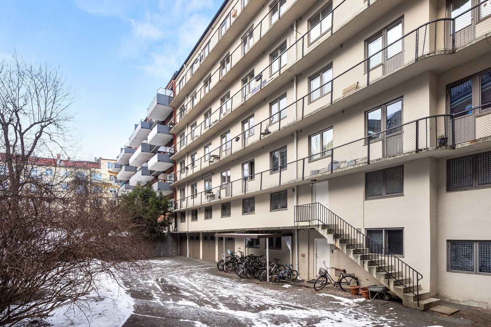 Stille og rolig bakgård like utenfor soverommene. Her ute er det også sykkelparkering og hyggelige sittegrupper. Galleribilde