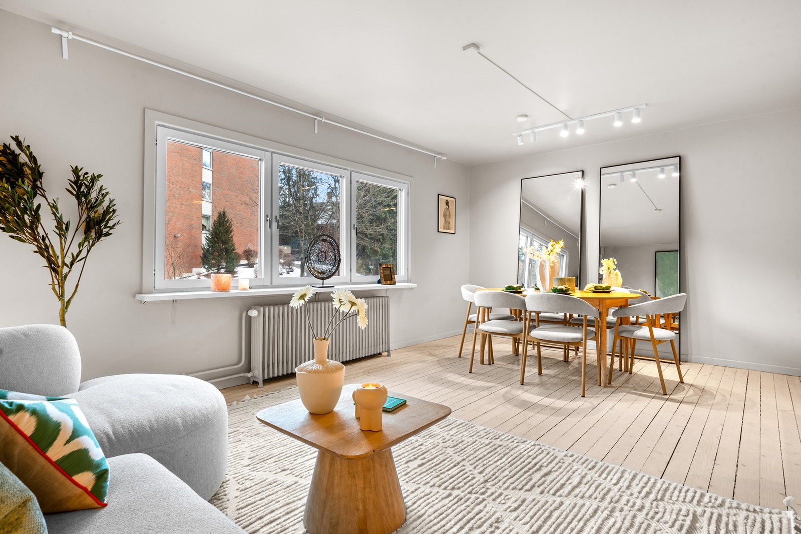 Leiligheten har blitt overflateoppusset i 2026, med behandlede tregulv, malte flater og listeverk Galleribilde