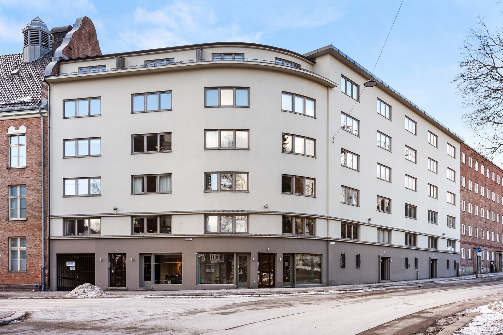 Fasade av blokken. Rett rundt hjørnet er det søndagsåpne butikker, som Bunnpris og Joker, veldig kjekt!) Galleribilde