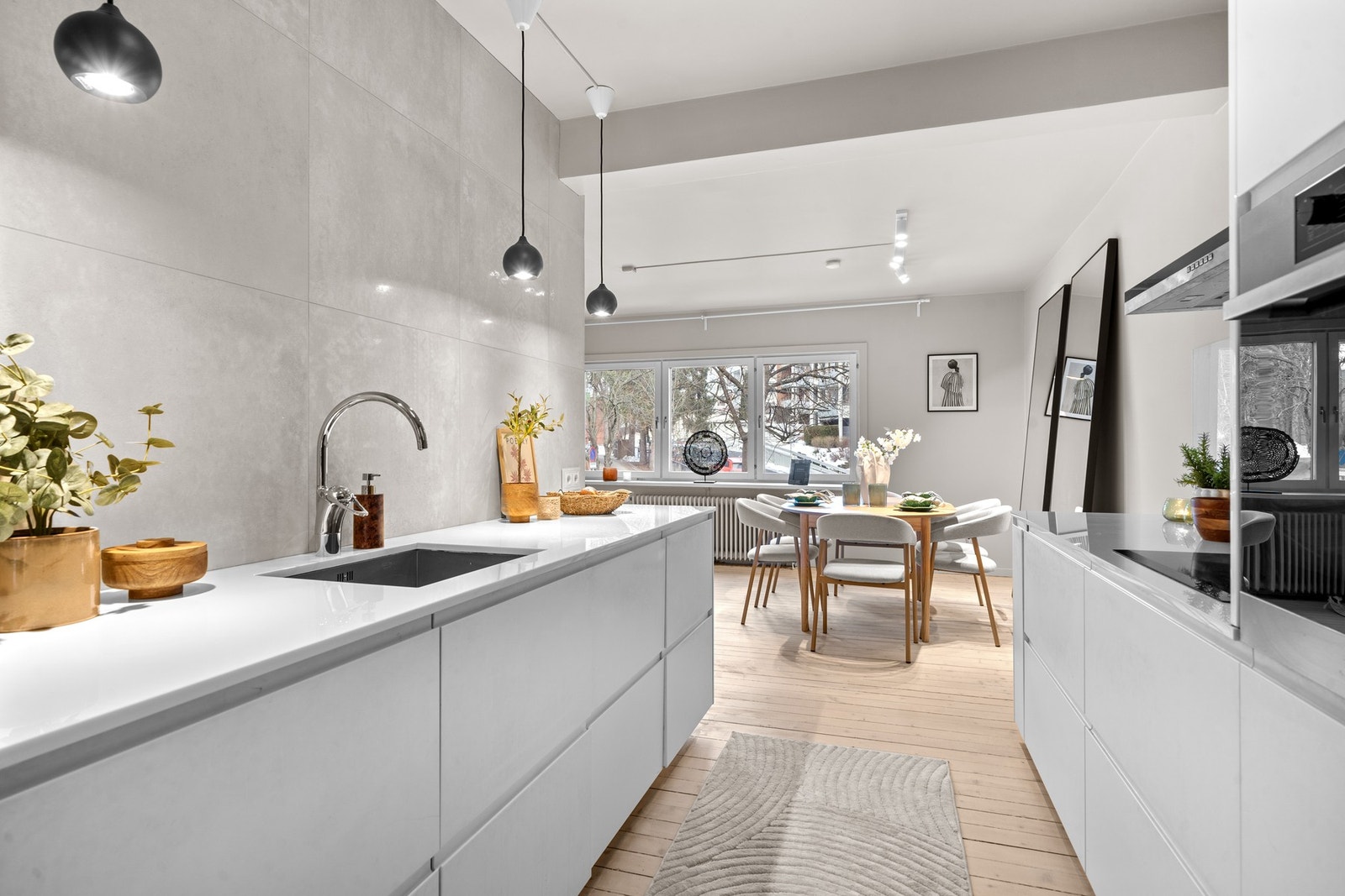 Deler av leiligheten er ombygd fra opprinnelig planløsning. Kjøkkeninnredning er flyttet inn til stuedel Galleribilde