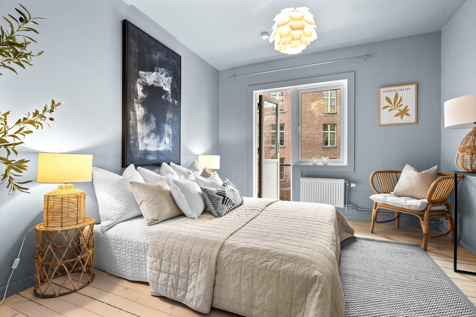 God plass til dobbeltseng, garderobe og utgang til brannbalkong Galleribilde