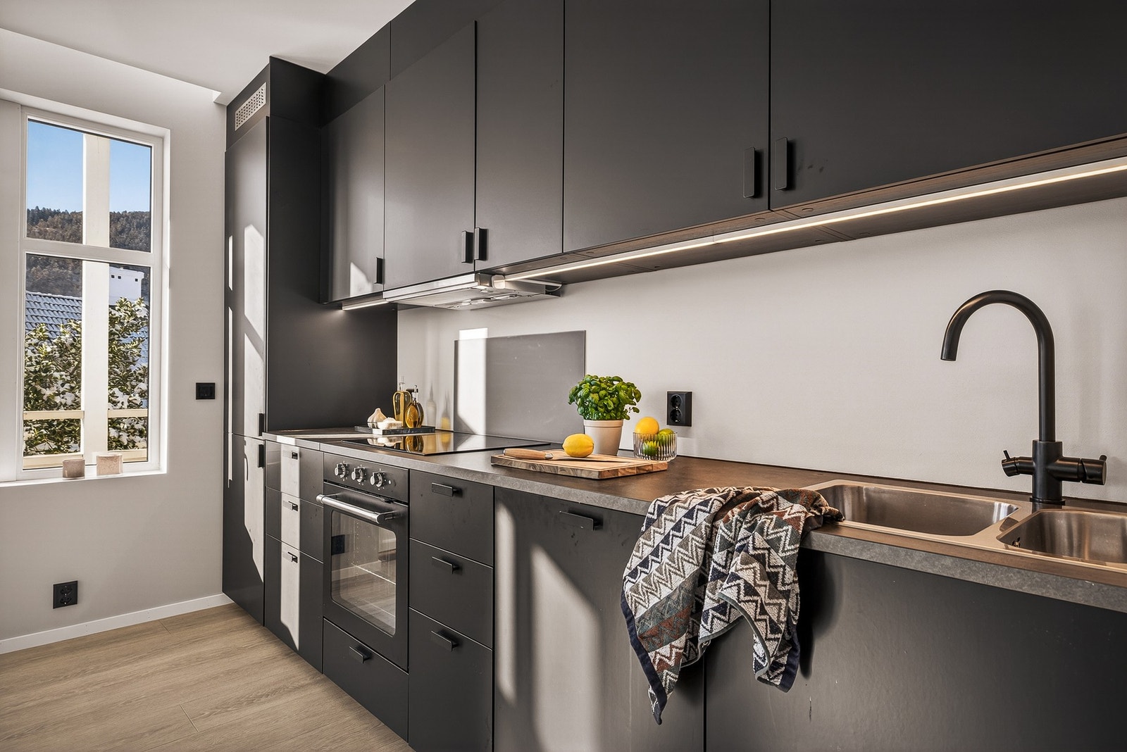 - Praktisk LED-lys under overskap - Galleribilde